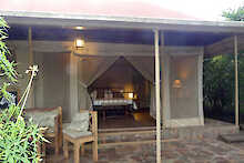 Zebra Zelt von außen im iKWETA Safari Camp