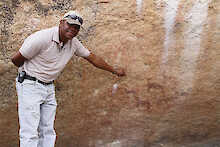 AiAiba Rock Lodge Guide zeigt Felsmalerei