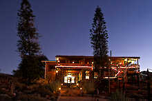 Desert Horse Inn am Abend