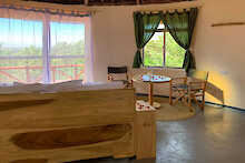 Sitzgelegenheiten im Zimmer in der Foresight Eco Lodge