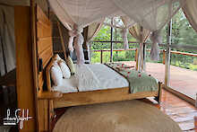 Doppelbett in der Foresight Eco Lodge