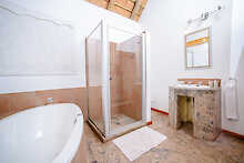 Badezimmer in der Needles Safari Lodge