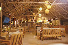 Satao Camp Tsavo Lounge bei Nacht