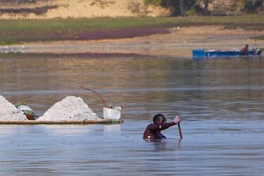 Mann bei der traditionellen Salzgewinnung am Lac Rose