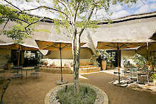 Innenhof der Ilala Lodge