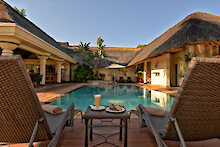 Liegen am Pool der Ilala Lodge