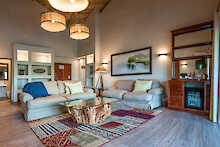 Wohnzimmer der deluxe Suite in der Ilala Lodge