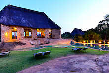 Die Matobo Hills Lodge am Abend