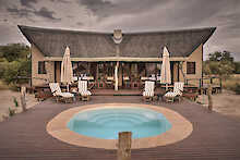 Außenansicht mit Pool der Deception Valley Lodge