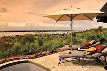 Pool mit Liegen in der Ngoma Safari Lodge