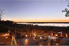Terrasse am Abend in der Ngoma Safari Lodge