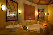 Badezimmer in der Ngoma Safari Lodge