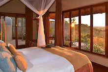 Doppelbett in der Ngoma Safari Lodge