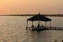 Holzsteg am Fluss – Camp Solidaire Faoye