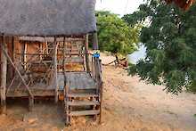 Eingang zu den Hütten – Camp Solidaire Faoye