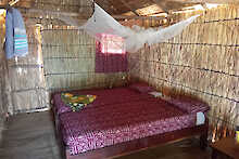 Innenansicht der Hütten im Camp Solidaire Faoye