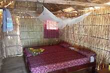 Innenansicht der Hütten – Camp Solidaire Faoye