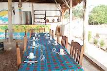 Restaurantbereich im Camp Solidaire Faoye