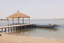 Blick auf den Steg und eine Piroge im Camp Solidaire Faoye
