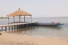 Blick auf den Steg und eine Piroge – Camp Solidaire Faoye