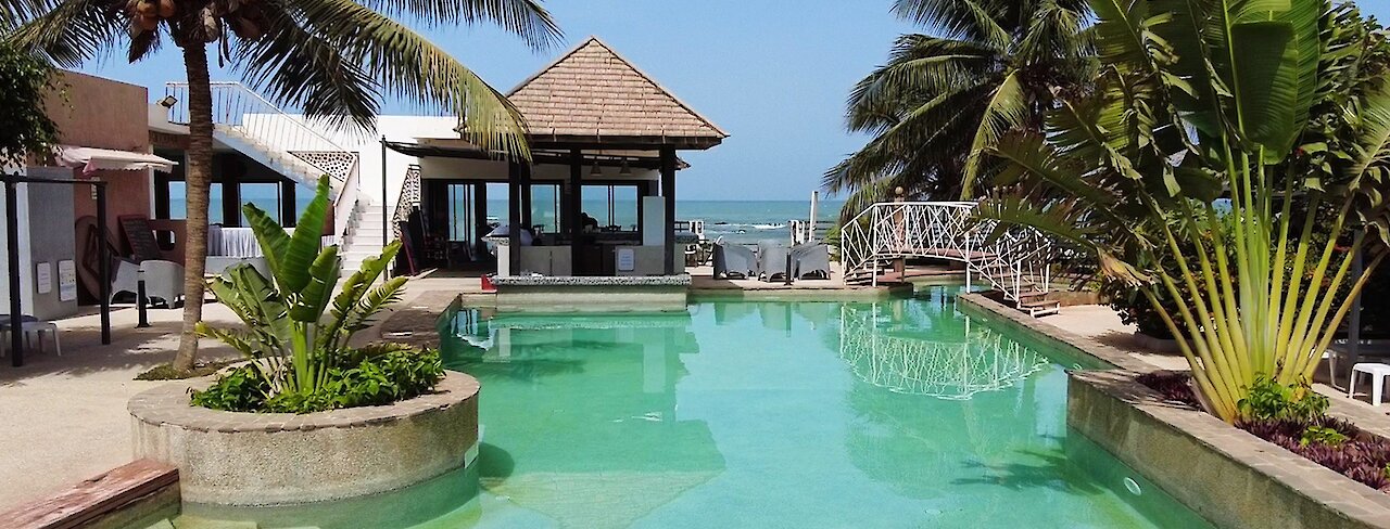 Blick vom Pool auf das Meer im Hotel Le Phénix