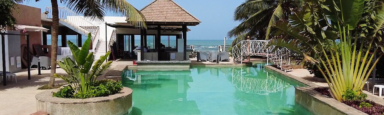 Blick vom Pool auf das Meer im Hotel Le Phénix