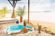 Frau in dem Jacuzzi der Lake Shore Lodge