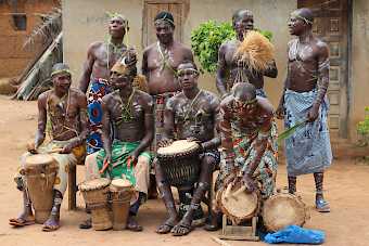 Trommler im Dorf Issia, Elfenbeinküste
