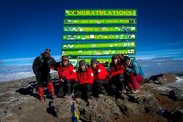 Das glückliche Team am Uhuru Peak