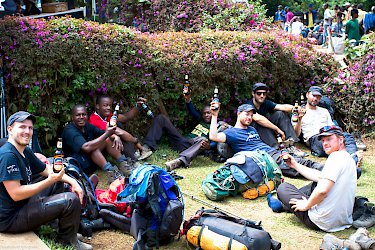 Das Kilimanjaro-Bier nach dem Abstieg haben sich alle redlich verdient