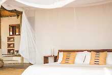 Schlafzimmer mit Doppelbett im Tanganyika Lake Shore Lodge