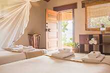 Schlafzimmer mit zwei Einzelbetten im Tanganyika Lake Shore Lodge