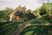 Außenansicht der Aregash Lodge