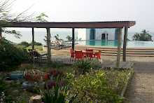 der Pool und Hängematten im Biriwa Beach Hotel