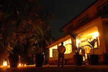 Seitenansicht des Karibu Guesthouse bei Nacht