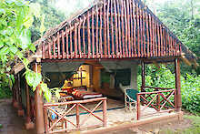Kibale Forest Camp Safari Zelt mit Terrasse und Blick auf zwei Einzelbetten