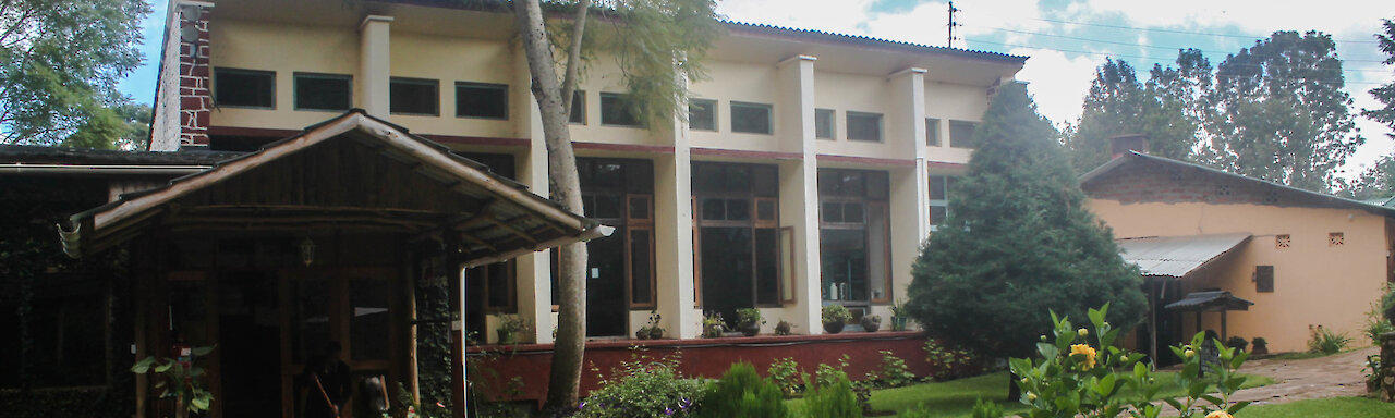 Haupteingang zum Lawns Hotel mit grüner Wiese und Blumen