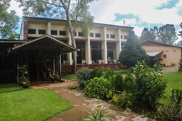 Haupteingang zum Lawns Hotel mit grüner Wiese und Blumen