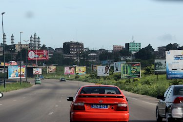 Straßenverkehr in Abidjan