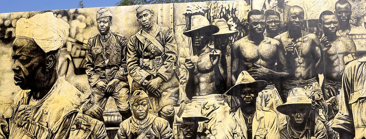 Wandgemälde im Nkyinkyim Museum in Ghana