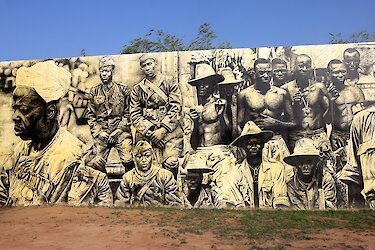 Wandgemälde im Nkyinkyim Museum in Ghana