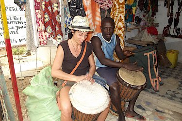 Trommler auf Kunsthandwerksmarkt in M'bour