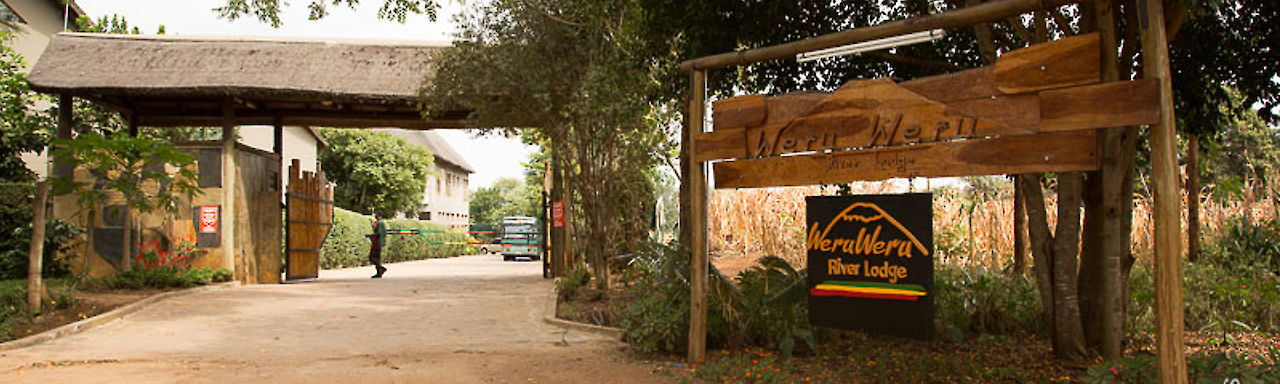 Eingang der Weru Weru River Lodge