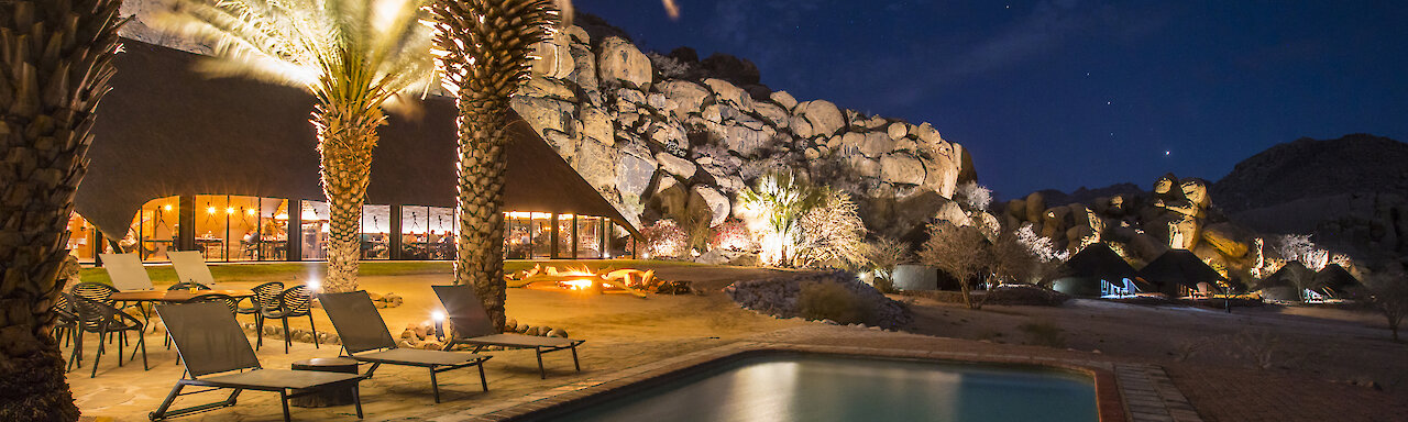 AiAiba Rock Lodge Pool unterm Sternenhimmel im Erongo Mountain Rhino Sactuary in Namibia