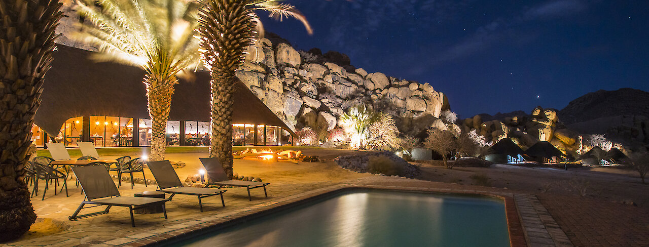 AiAiba Rock Lodge Pool unterm Sternenhimmel im Erongo Mountain Rhino Sactuary in Namibia