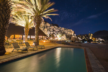AiAiba Rock Lodge Pool unterm Sternenhimmel im Erongo Mountain Rhino Sactuary in Namibia