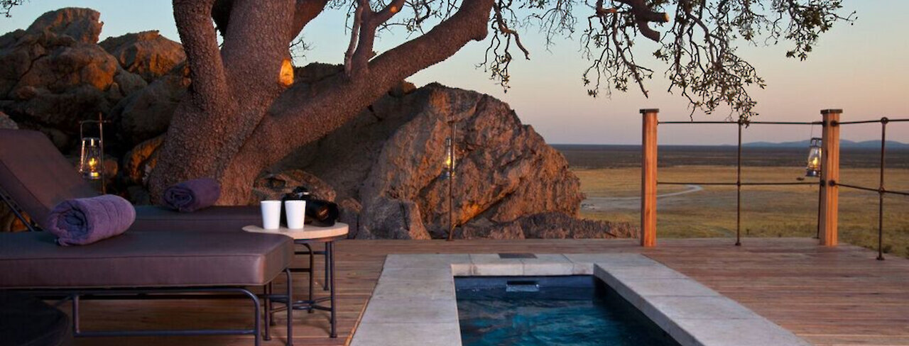 Dolomite Camp Pool mit Aussicht im Etosha-Nationalpark