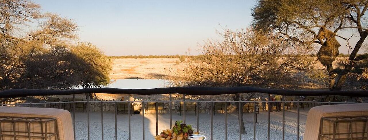 Okaukuejo Camp Ausblick von Terrasse auf Wasserloch. Namibia