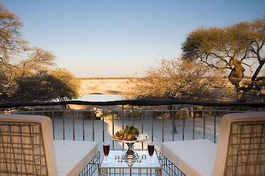 Okaukuejo Camp Ausblick von Terrasse auf Wasserloch. Namibia