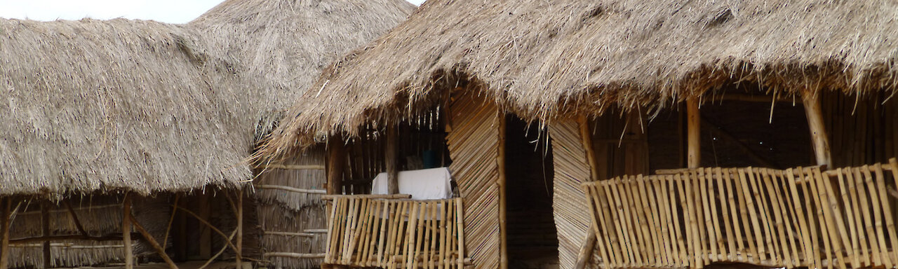 Außenbereich mit strohbedeckten Dächern der Eco Benin Lodge Possotome